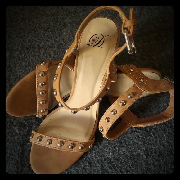 Sandals - Picture 1 of 3